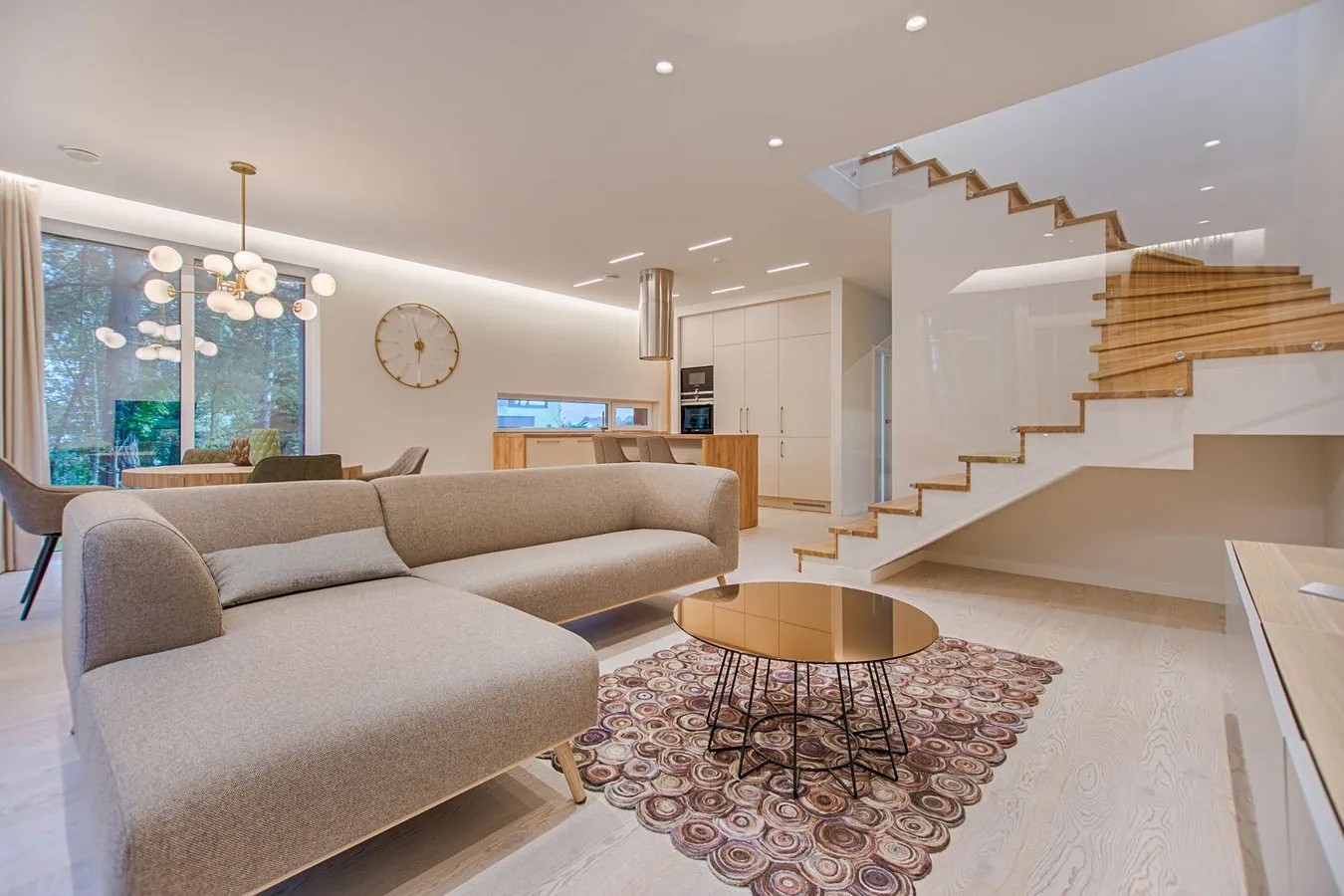 Wohnzimmer mit Teppichboden und Holzboden
